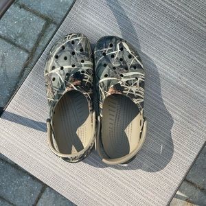 Mens camo crocs size 10